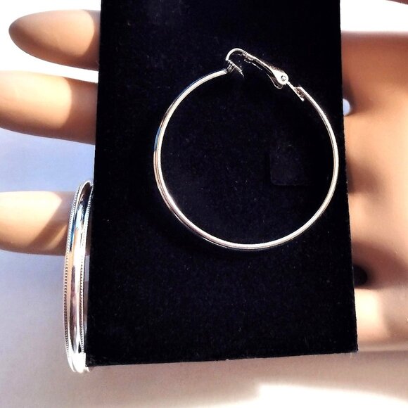 1 1/2" Avon Pinpoint Edge Hoop Clip On Earrings Vintage Silver Tone Large Round - Picture 5 of 5